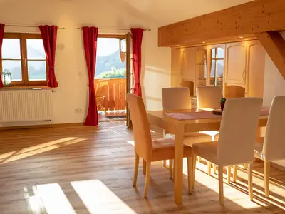 Wohnzimmer mit Essbereich