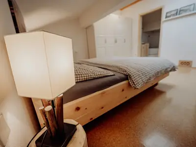 Zirbenholzbett für besonders erholsamen Schlaf