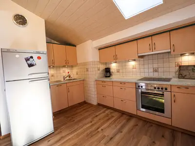 Küche mit Geschirrspüler