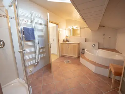 Geräumiges Badezimmer mit Eckbadewanne