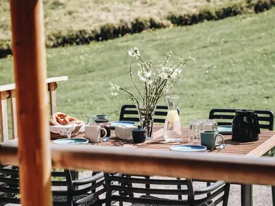 Große Terrasse mit Morgensonne