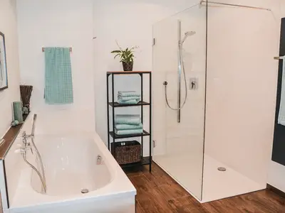 Badezimmer mit Dusche