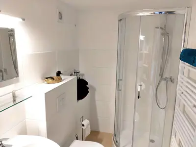 Bad mit Dusche WC Fewo Berglaune 44