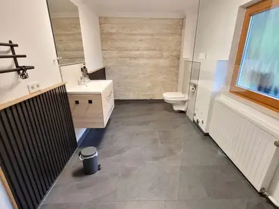 großes Badezimmer mit WC und großer Dusche