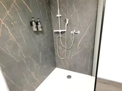 große moderne Dusche