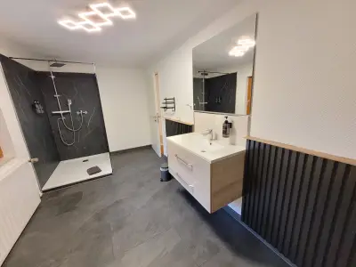 modernes Badezimmer mit Dusche