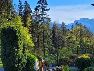 Blick vom Balkon auf die Berge und Pool