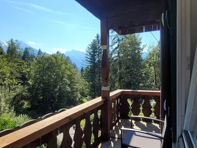 Blick vom Balkon auf die Berge