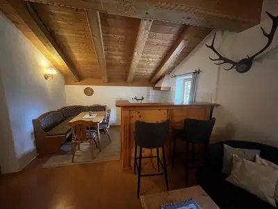 Küche mit Essecke und Bar