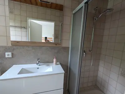 Badezimmer mit Dusche