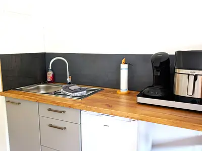 Kleine Küchenzeile mit zwei Induktionskochplatten und Heißluftfritteuse