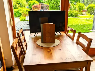 Esstisch mit Blick auf den Garten