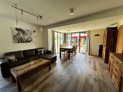 Wohnzimmer und Esszimmer