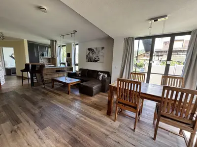 Esszimmer und Wohnzimmer