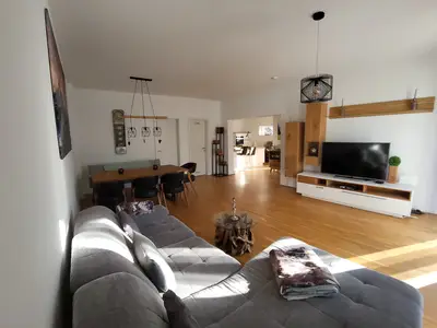Wohnzimmer / Essbereich mit Blick zur Küche