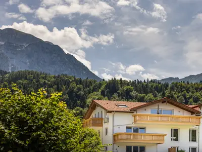 Das Gipfelglück befindet sich im Dachgeschoss und verfügt über zwei Balkone