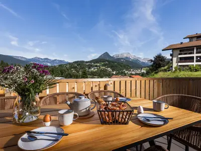 Der große Balkon bietet einen tollen Blick auf die Altstadt von Berchtesgaden