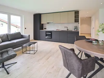 Voll ausgestattete Wohnküche mit Essbereich, Sofa und TV Fewo Panoramablick