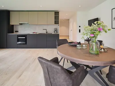 Voll ausgestattete Wohnküche mit Essbereich, Sofa und TV Fewo Panoramablick