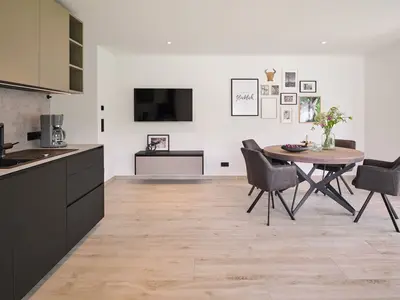 Voll ausgestattete Wohnküche mit Essbereich, Sofa und TV Fewo Panoramablick