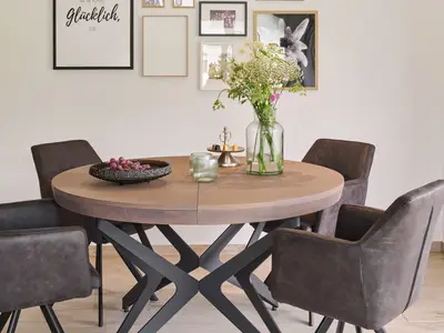 Voll ausgestattete Wohnküche mit Essbereich, Sofa und TV Fewo Panoramablick