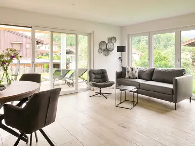 Voll ausgestattete Wohnküche mit Essbereich, Sofa und TV Fewo Panoramablick