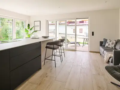 Wohnküche mit Wohnbereich und Zugang zur Terrasse Fewo Sunshower