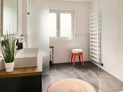 Bad mit Dusche WC Fewo Sunshower