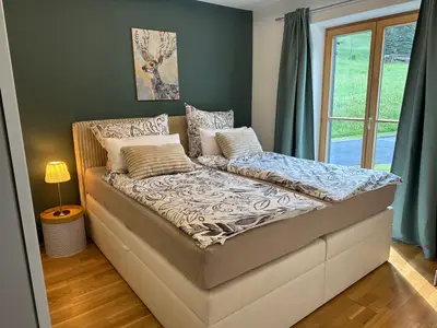 Schlafzimmer mit Boxspringbett