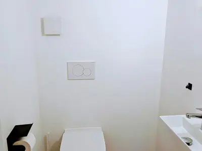 Zusätzliches WC mit eigenem Waschbecken