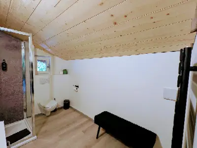 Badezimmer mit Dusche und WC