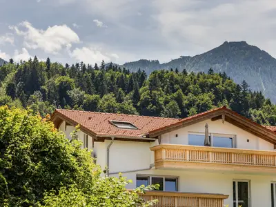 Der Neubau aus dem Jahr 2025 liegt erhöht im Berchtesgadener Ortsteil Mitterbach