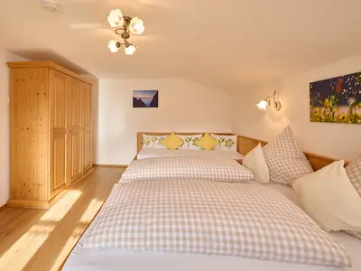 Schlafzimmer mit Doppelbett und Einzelbett