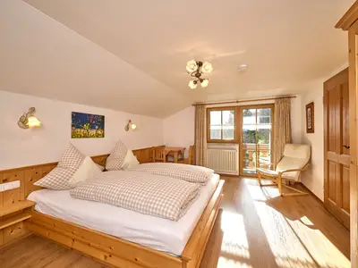 Schlafzimmer mit Doppelbett und Einzelbett