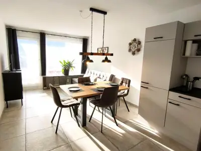 Wohnbereich Esstisch Sofa mit Blick zum Balkon