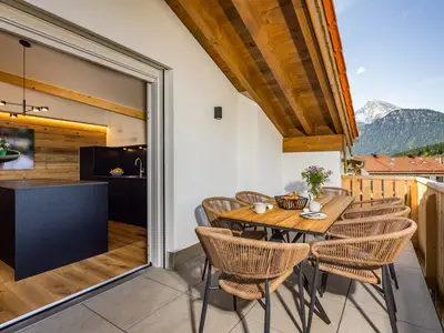 Der große Balkon lädt zum Verweilen vor der beeindruckenden Kulisse des Watzmanngipfels ein