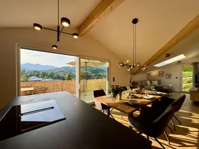 Die Nachmittagssonne taucht den großen Balkon und den Essbereich in goldenes Licht