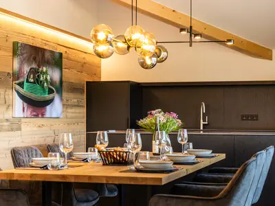 Die moderne Küche verfügt über einen Geschirrspüler, eine Kaffeemaschine und einen Backofen