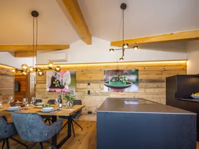 Der freistehende Küchenblock integriert sich nahtlos in den Essbereich