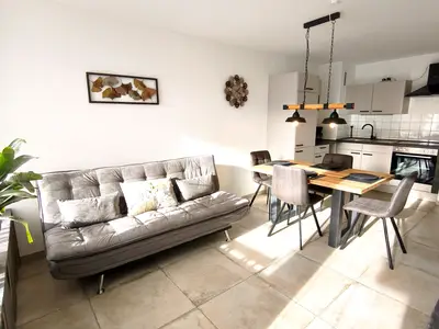 Wohnbereich mit Esstisch und Küche