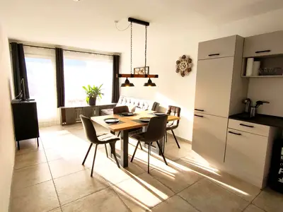 Ess-und Wohnbereich mit Blick zum Balkon