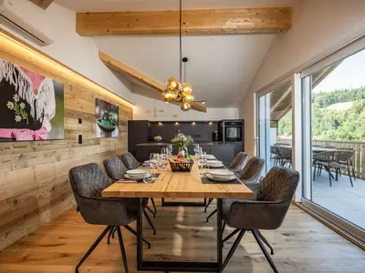 Der großzügige Essbereich bietet Platz für Freunde und Familie