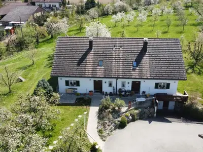 2-Familienhaus umgeben von Obstbäumen.Ferienwohnung mit eigenem Eingang links.