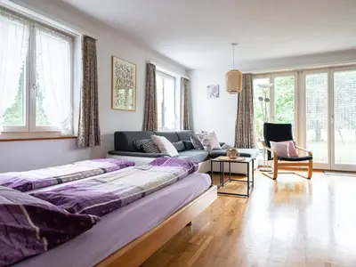 Wohnzimmer mit Doppelbett