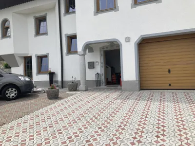 Hauseingang mit Parkplatz