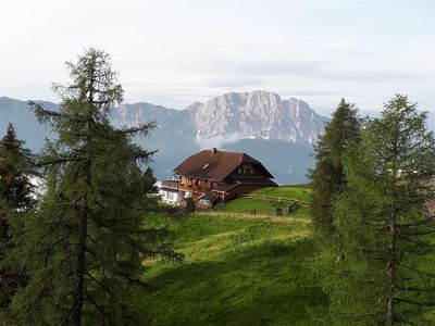 Haus mit Reißkoffel im Hintergrund