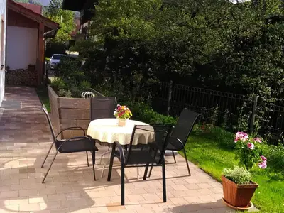 Eigene möblierte Terrasse mit Kräuterbeet