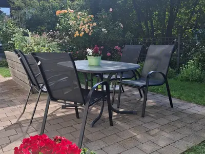 Eigene möblierte Terrasse mit Kräuterbeet