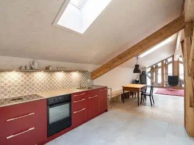 Küche mit Blick in die Wohnung