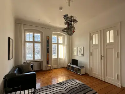 Wohnzimmer mit Balkon